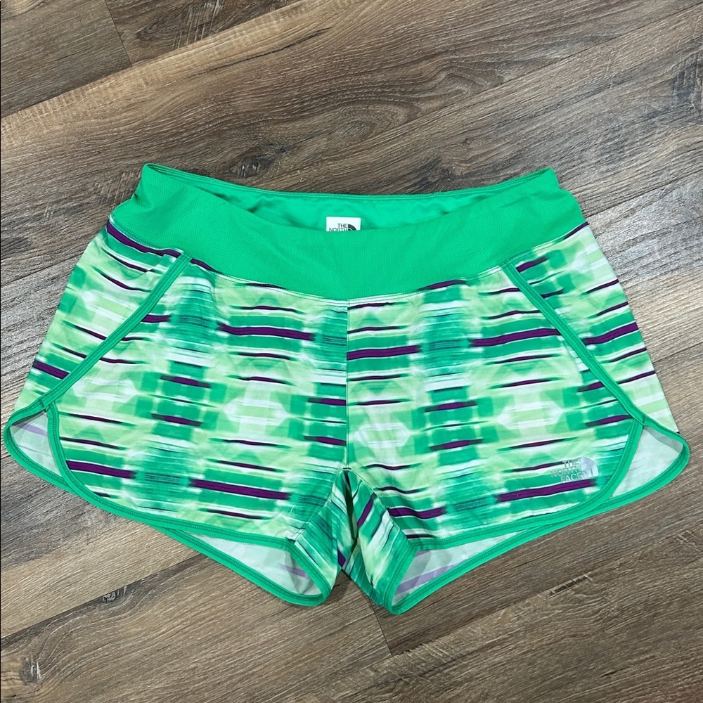 THE NORTH FACE women’s flash dry pull on short lined with back zip pocket green